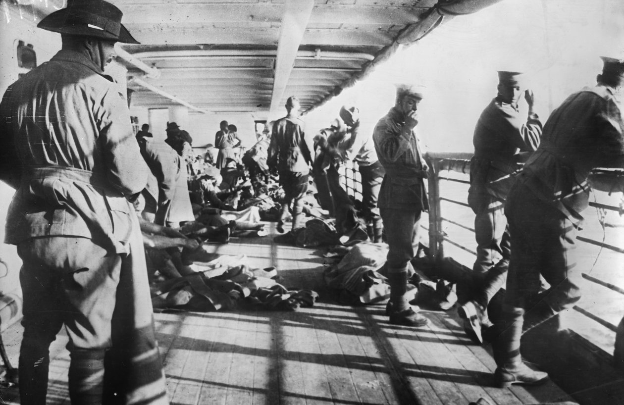 1915年4月24日、アンザックコーブに着陸する前の朝、レヴェイユの直前にトランスポートSSダーフリンガーの甲板でリラックスした第3大隊の男性 作： オーストラリアの写真家