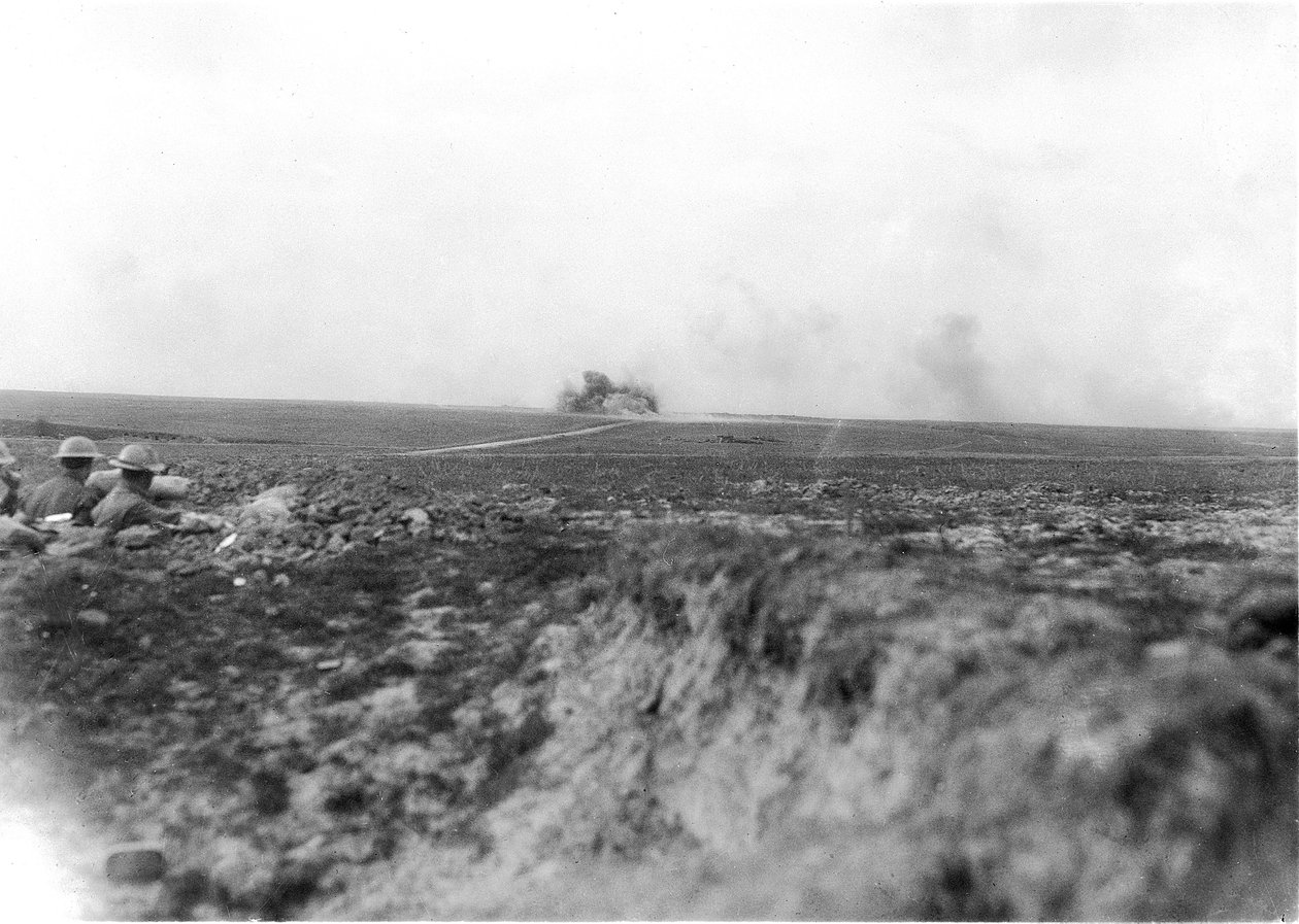 1917年5月27日にヒンデンブルク線でドイツ軍を砲撃するオーストラリアの大砲を監視している監視員（左側） 作： オーストラリアの写真家