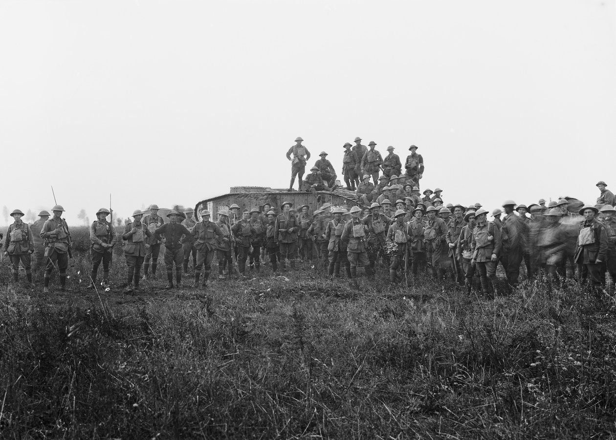 1918年8月8日、戦車兵と第5オーストラリア歩兵旅団の一部のメンバーの屋外グループポートレート 作： オーストラリアの写真家