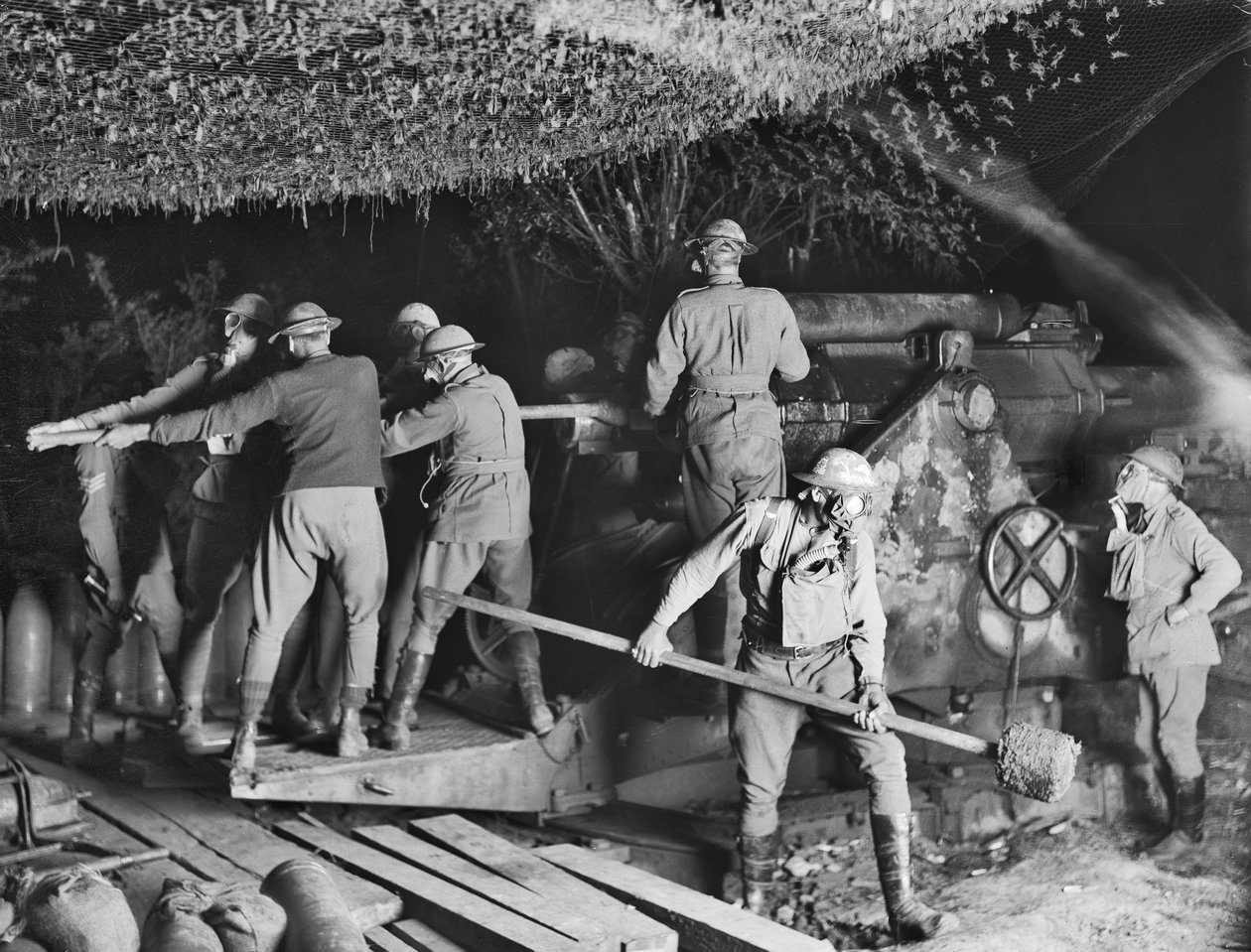 1917年9月15日、ボーメジーレでの攻撃中に、9.2インチ榴弾砲を防毒マスクで作業中の第2オーストラリア包囲砲（オーストラリア第55包囲砲兵砲撃隊） 作： オーストラリアの写真家