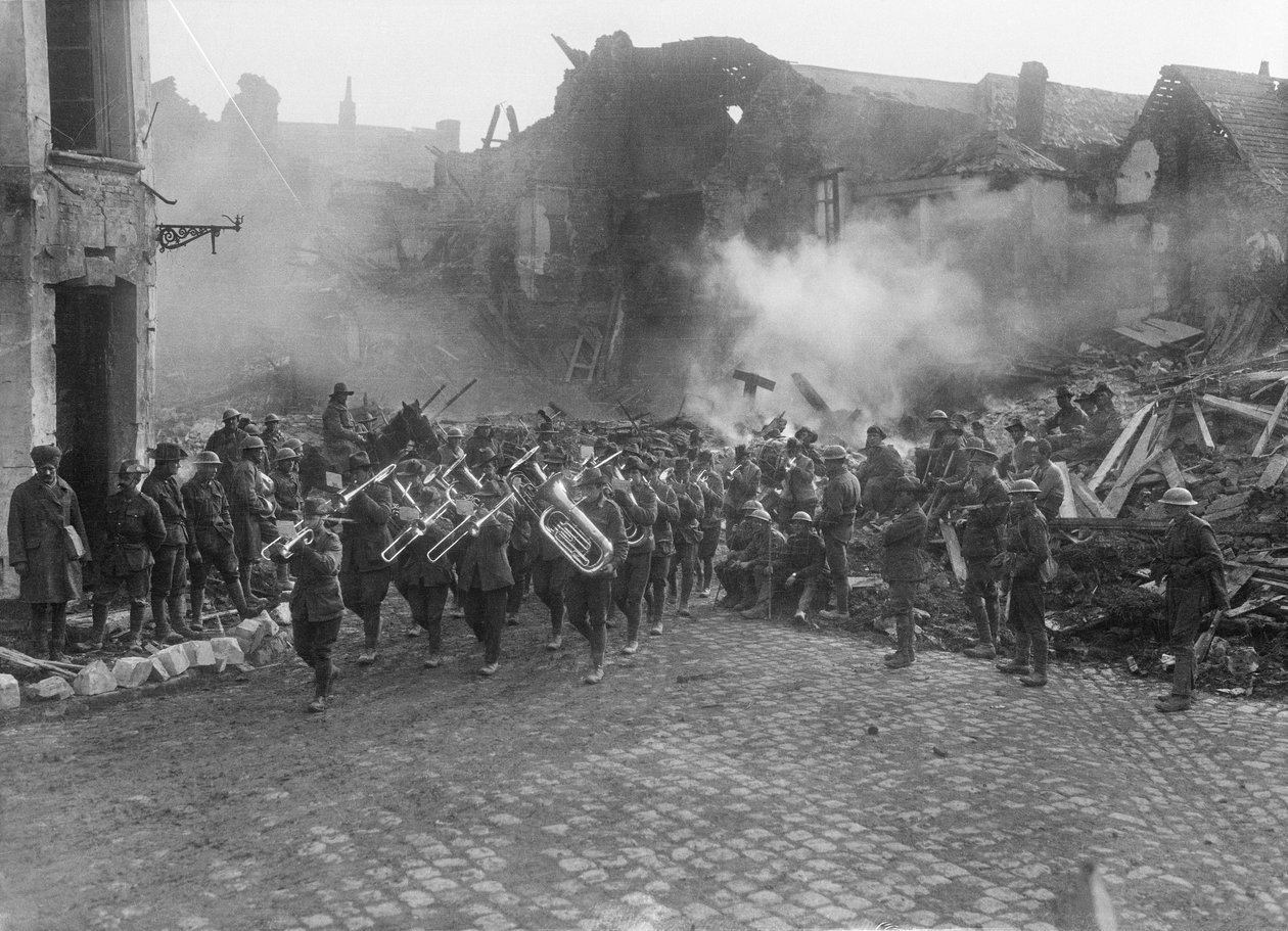 第19大隊のバンドマスター軍曹A Peagamが率いる第5オーストラリア歩兵旅団のバンドは、バポームのグランデプレイス（タウンスクエア）を通過し、ビクトリアマーチ、バポーを演奏します。 作： オーストラリアの写真家