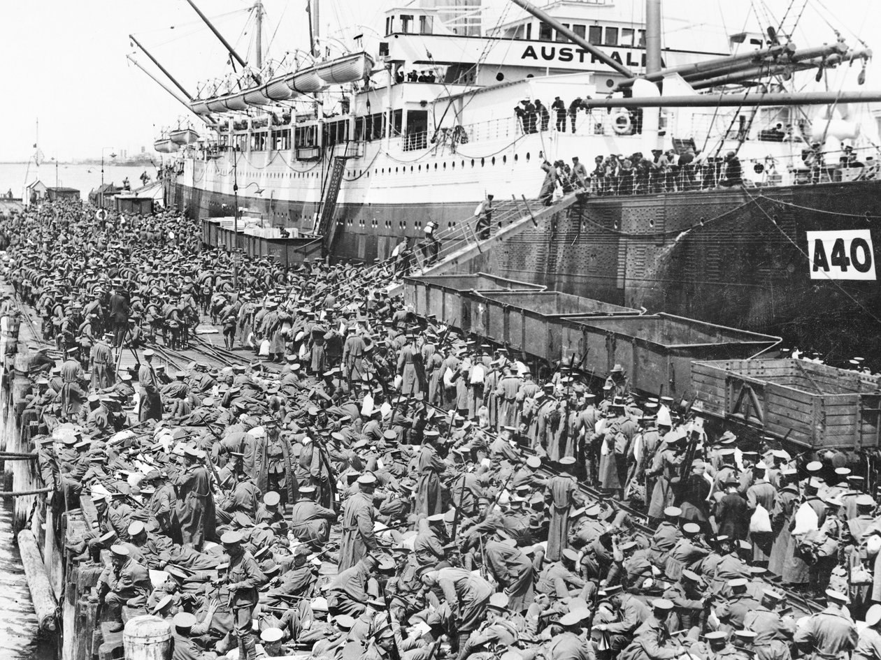 1915年にA40 HMATセラミックでポートメルボルンに着陸する軍隊 作： オーストラリアの写真家
