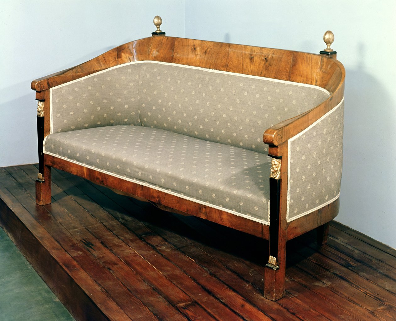 ソファ、ビーダーマイヤー様式、c.1820（黒檀と金箔の装飾が施されたフルーツウッド） 作： オーストリア学派