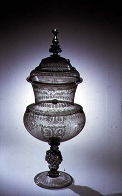 カバー付きベネチアンスタイルゴブレット、ダイヤモンドポイントの彫刻と金メッキ、インスブルック、c.1580（ガラス） 作： オーストリア学派