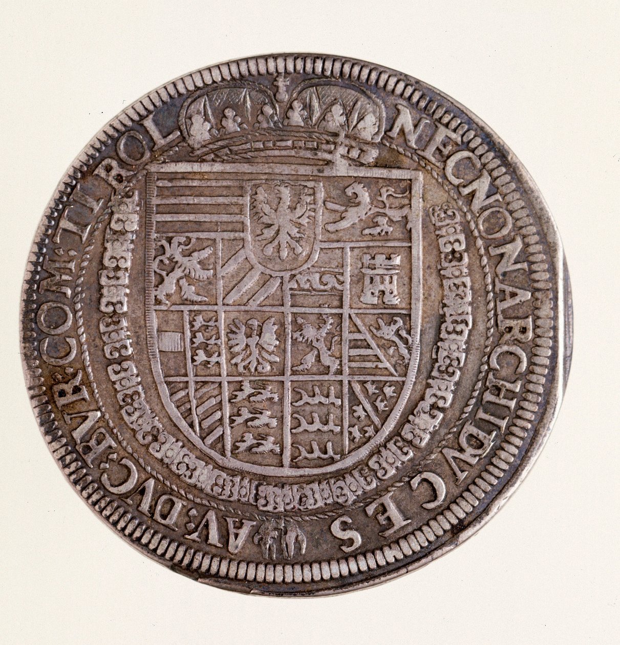 チロルの銀貨（ターラー）：皇帝ルドルフ2世（ロドルフ2世）の時代（1552-1612年）。直径4cm ナポリ、国立考古学博物館 作： オーストリア学派