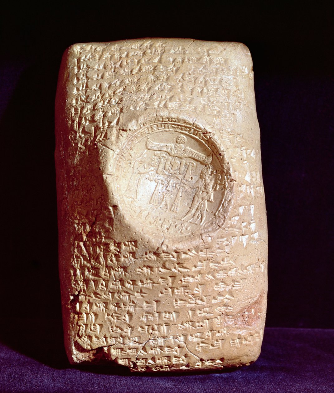 楔形文字の刻印とキングマーシルII（1339-1306 BC）のシールが貼られたタブレット（粘土） 作： バビロニア