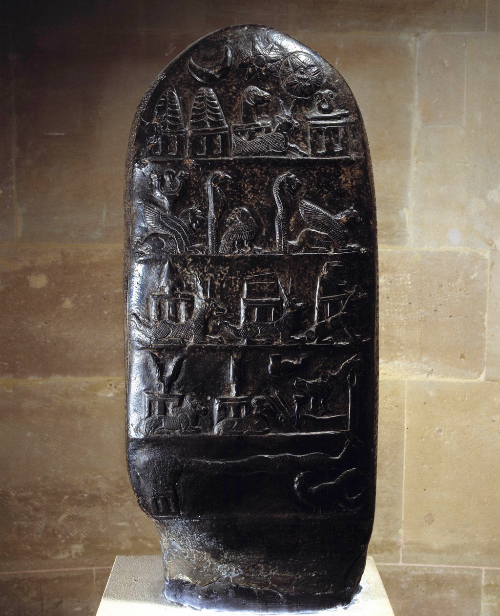 Orientalische Antike: Stele (oder Kudurru, Träger einer Landspende) aus schwarzem Kalkstein, geschnitzt mit Reliefs von König Meli-Shipak II (1186-1172 v. Chr.) zugunsten seines Sohnes Marduk-apla-iddina von Babylonian