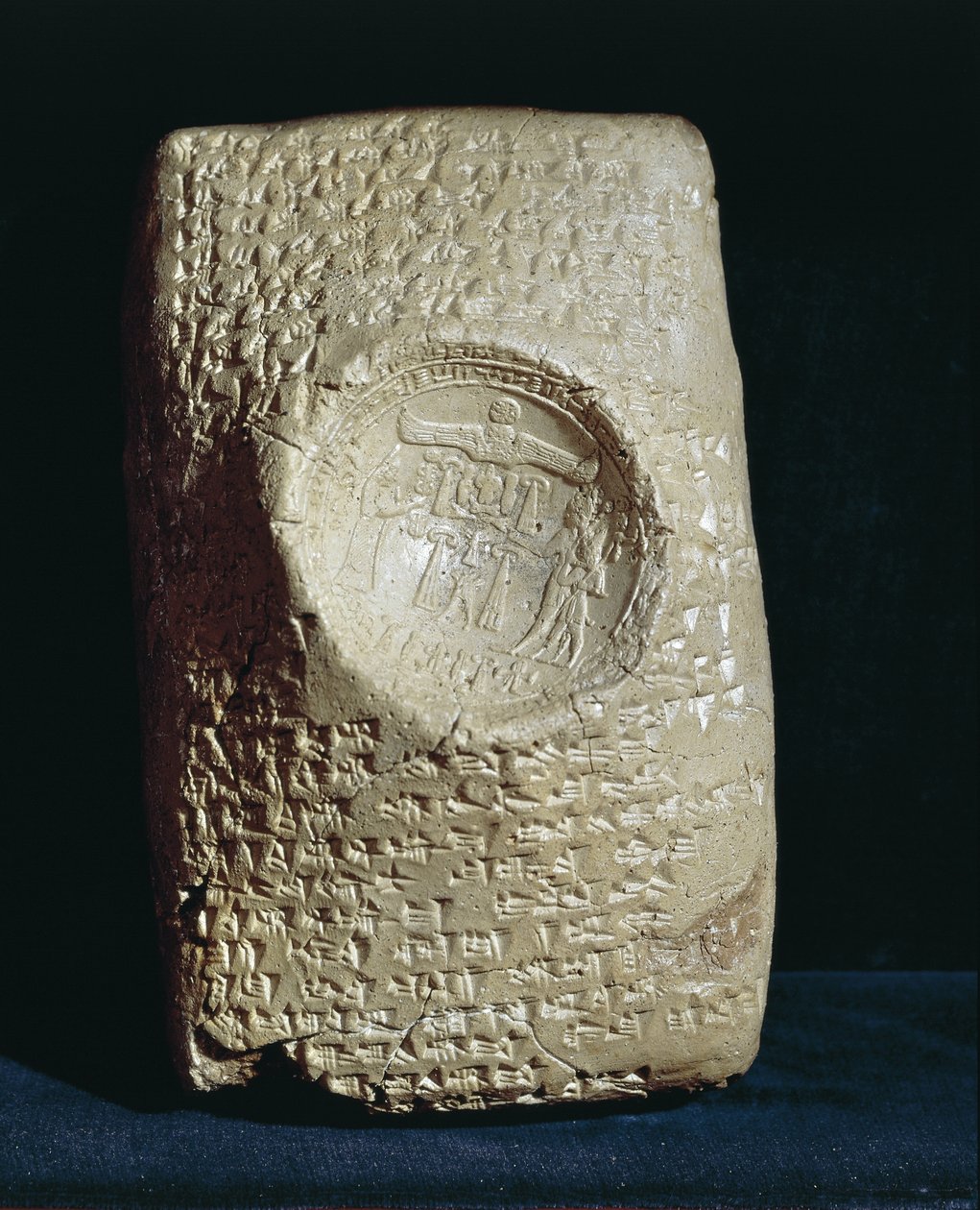 古代ウガリットの遺跡（現在のラス＝シャムラ）から出土したバビロニアの楔形文字で書かれたタブレット。 作： バビロニア人バビロニア人