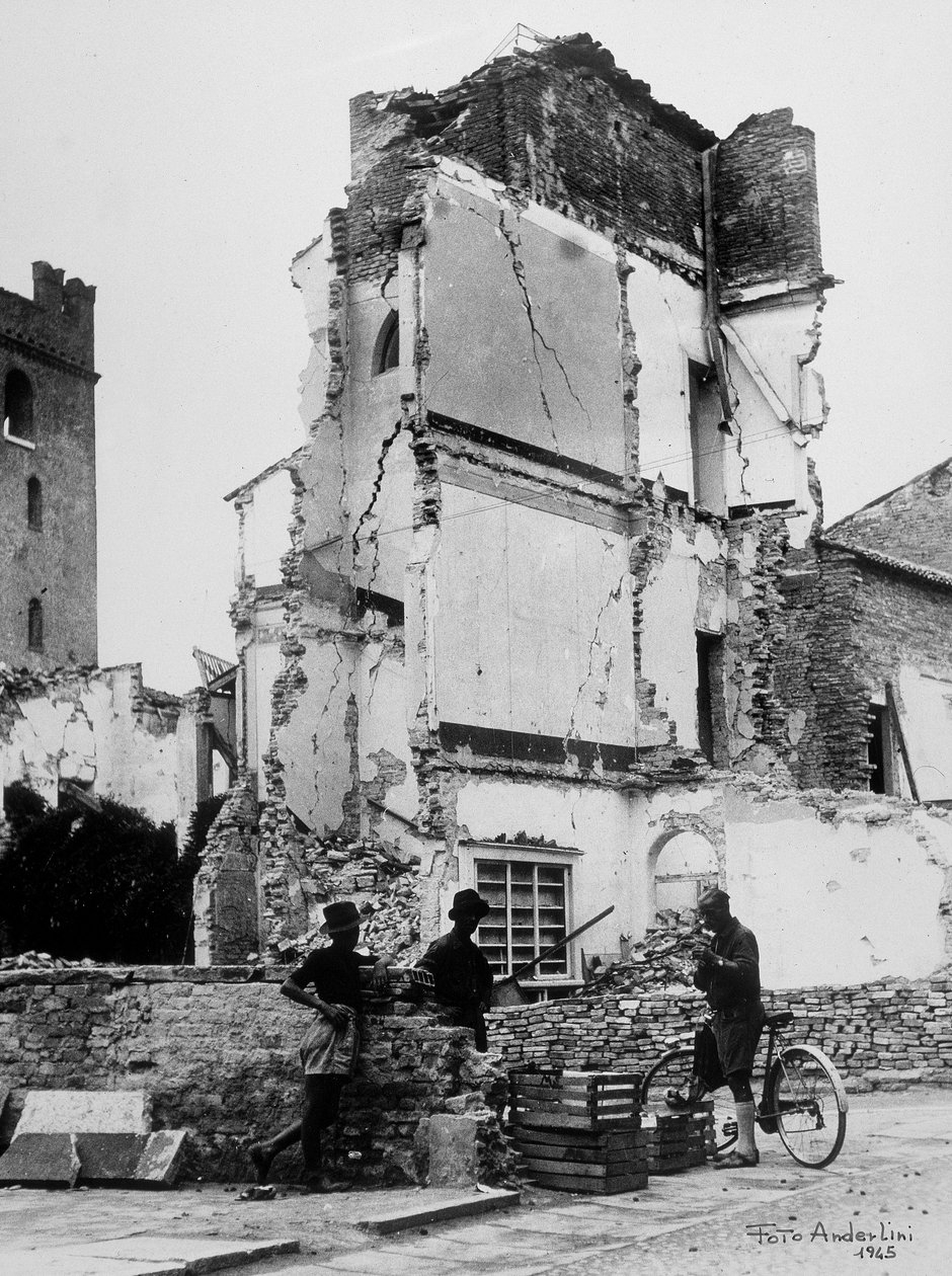 セルミードの爆撃機。爆撃された家屋群の前にいる3人の人々 作： バッカリーニとポルタ