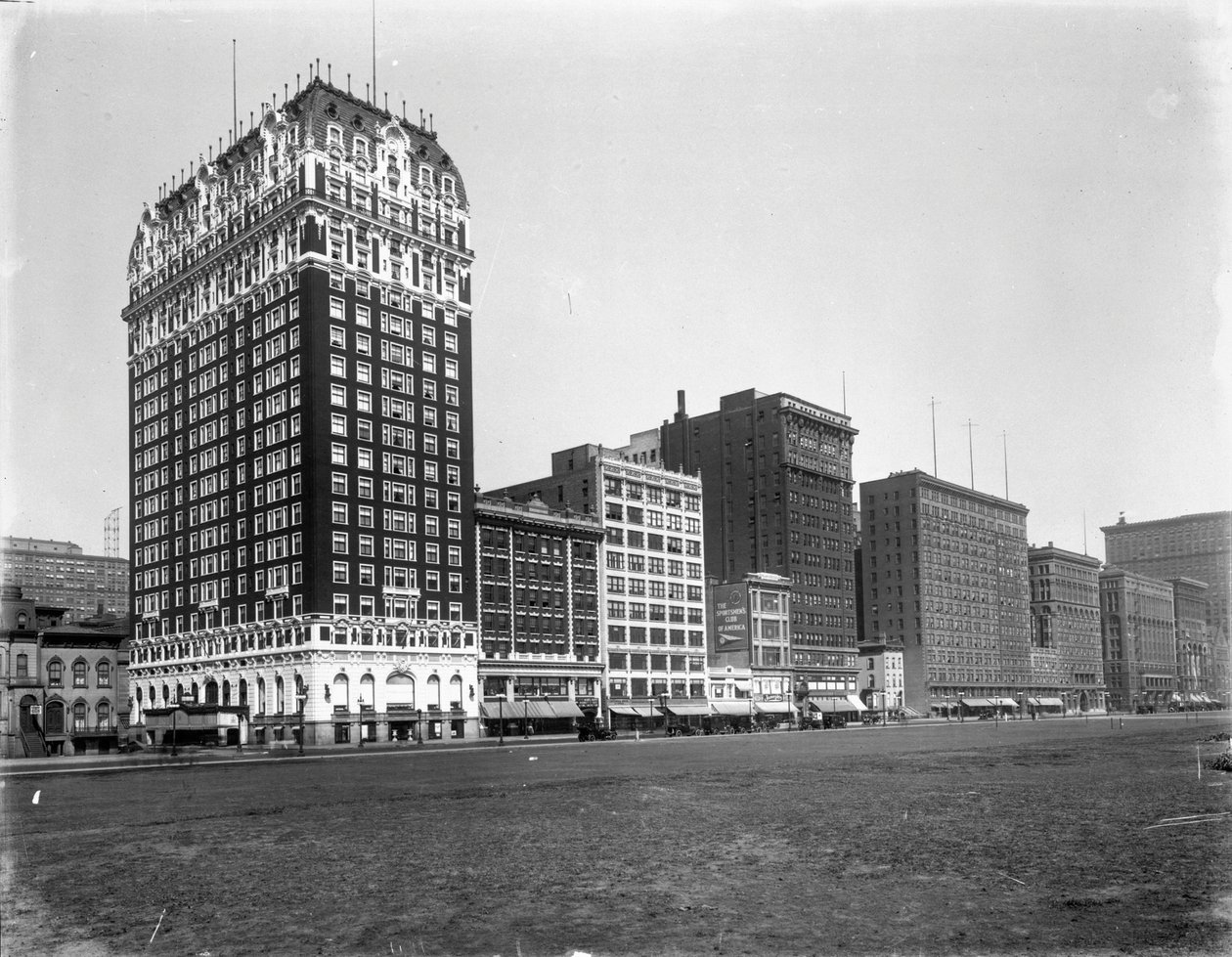米国イリノイ州シカゴ、バルボ通りからヴァンビューレン通りまでのミシガン通りの建物（1905年頃）（モノクロ写真 作： バーンズとクロスビー