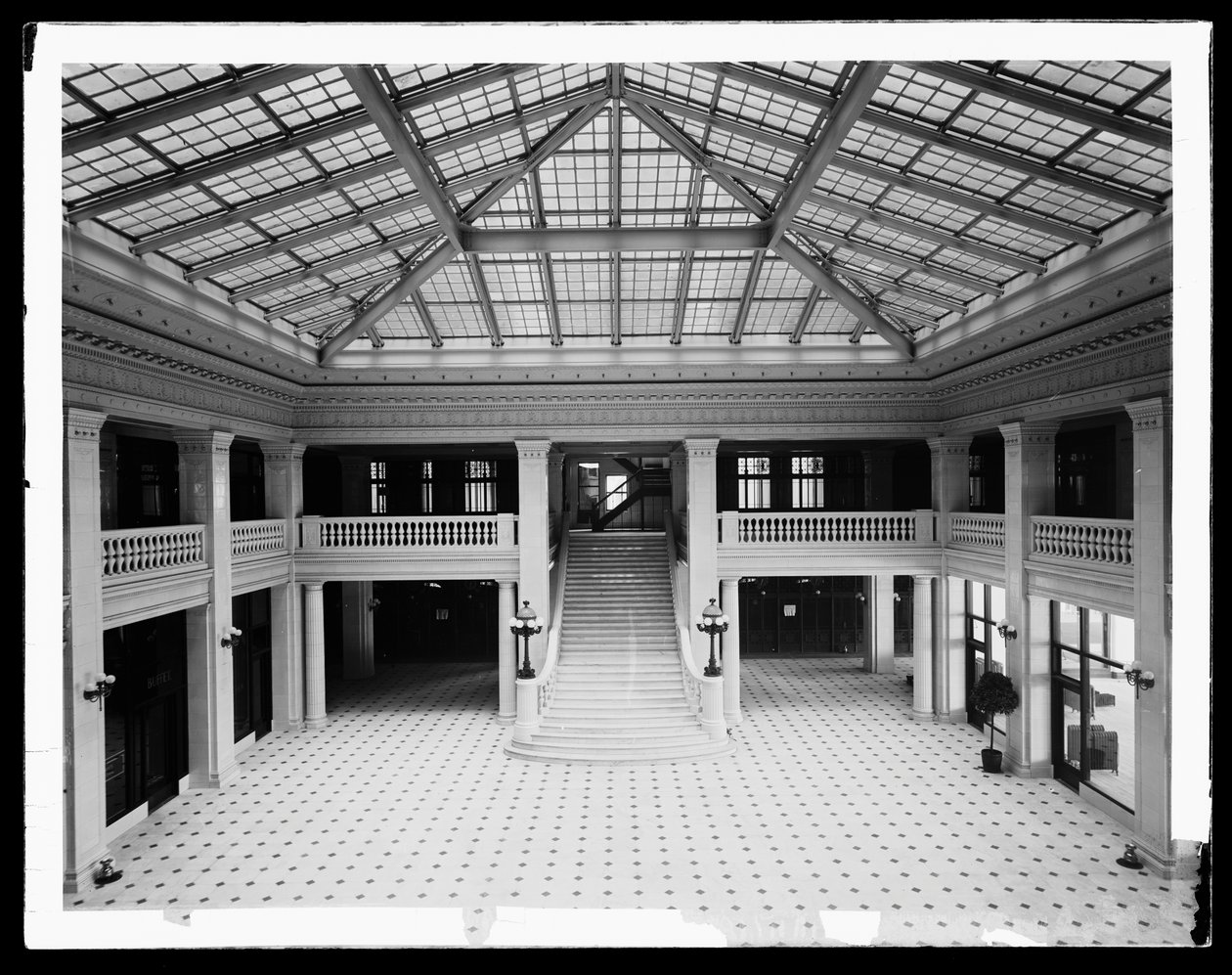 イリノイ・シアター・ビル（米国イリノイ州シカゴ、1905年頃）（モノクロ写真 作： バーンズとクロスビー