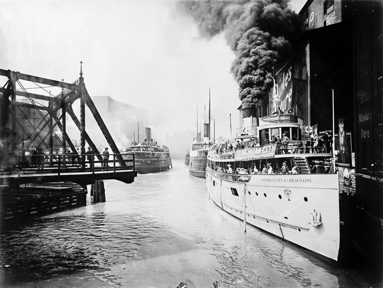 1905年頃、米国イリノイ州シカゴ、シカゴ川に浮かぶ旅客船（モノクロ写真 作： バーンズとクロスビー
