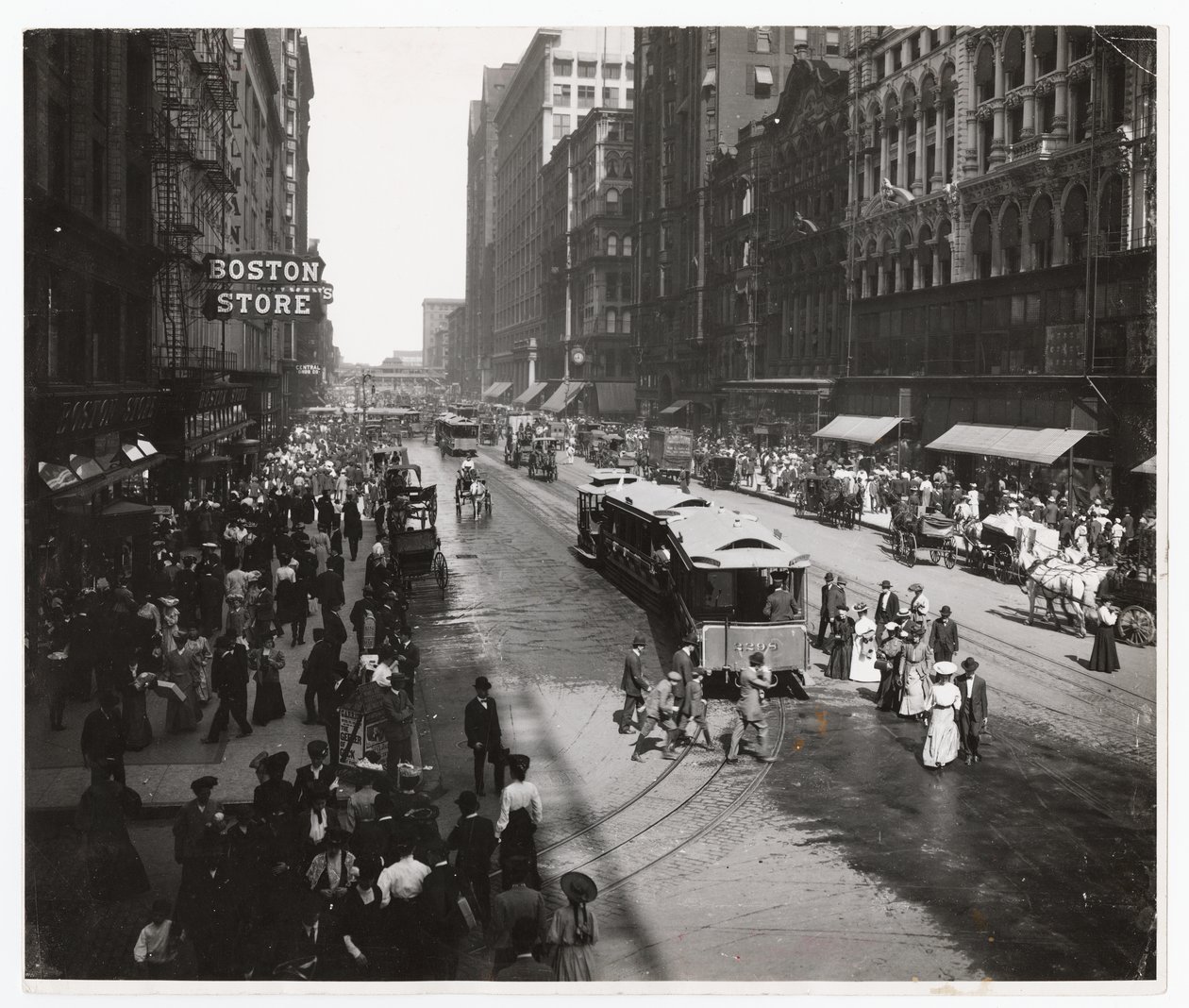 米国イリノイ州シカゴ、ステート・ストリート、1905年頃（モノクロ写真 作： バーンズとクロスビー
