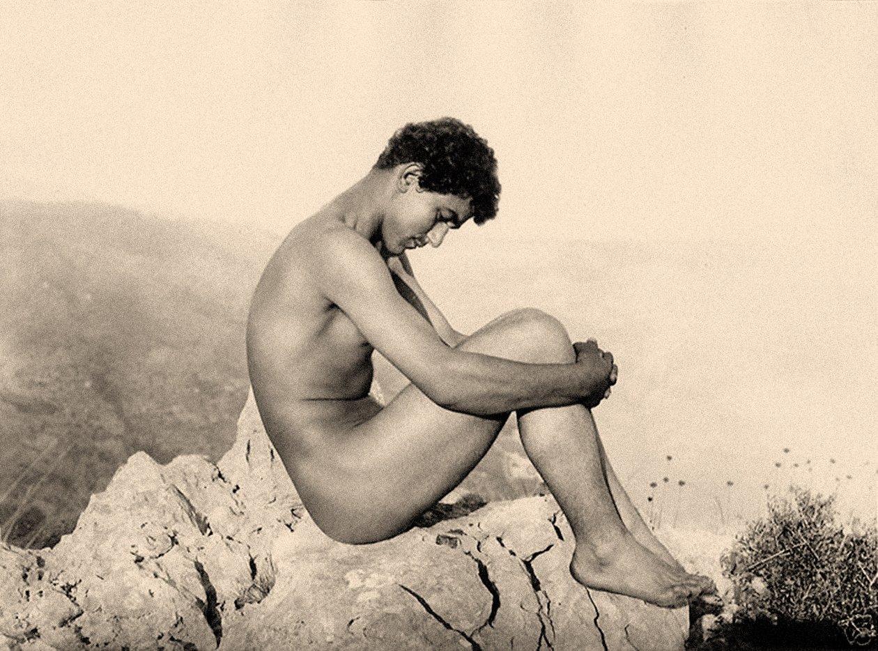 岩の上の男性のヌードの研究、タオルミーナ、シチリア、c.1900（セピア写真） 作： ヴィルヘルム・フォン・グローデン男爵