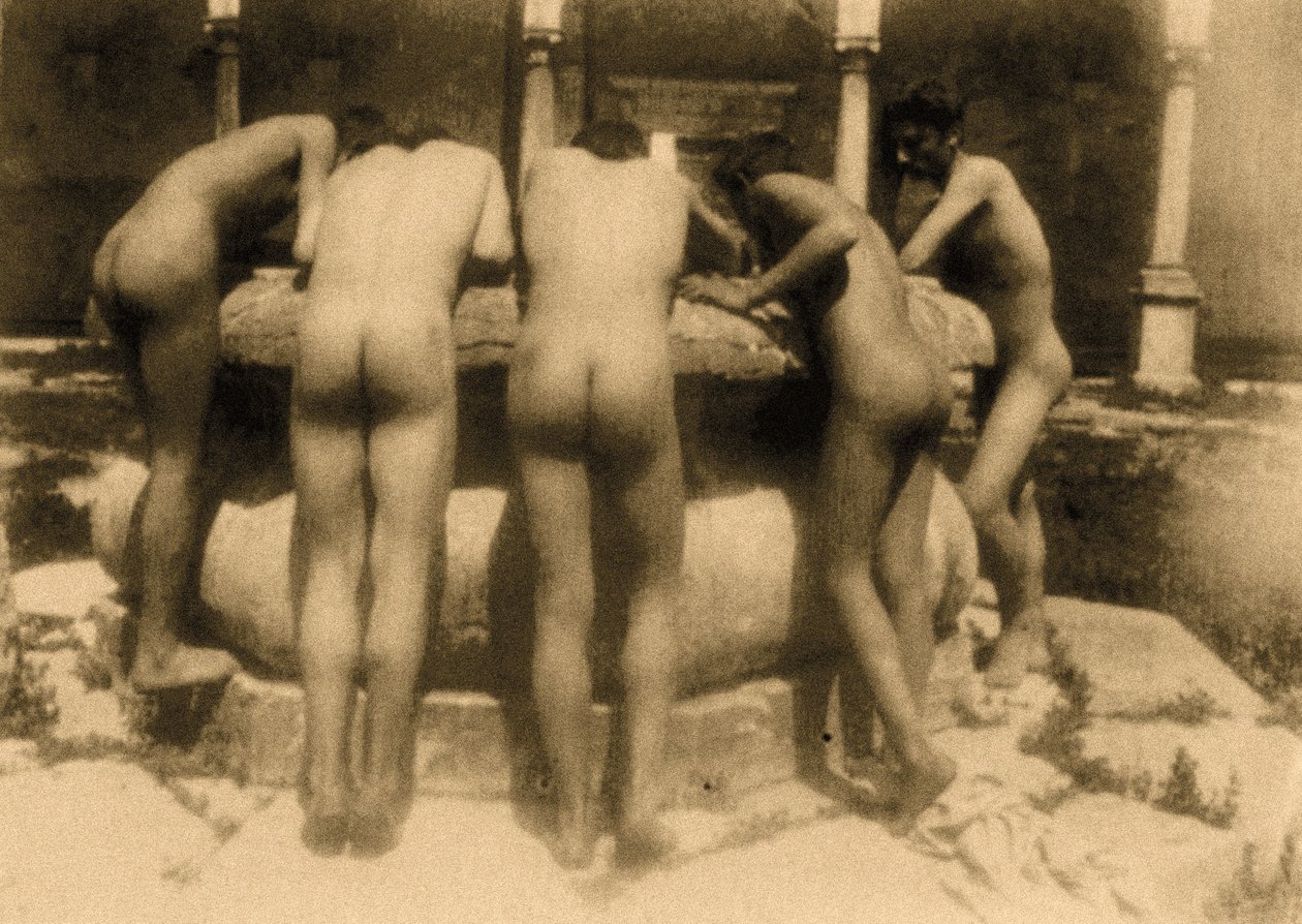 井戸を見下ろす5人の少年の研究、シチリア、C.1900（セピア写真） 作： ヴィルヘルム・フォン・グローデン男爵