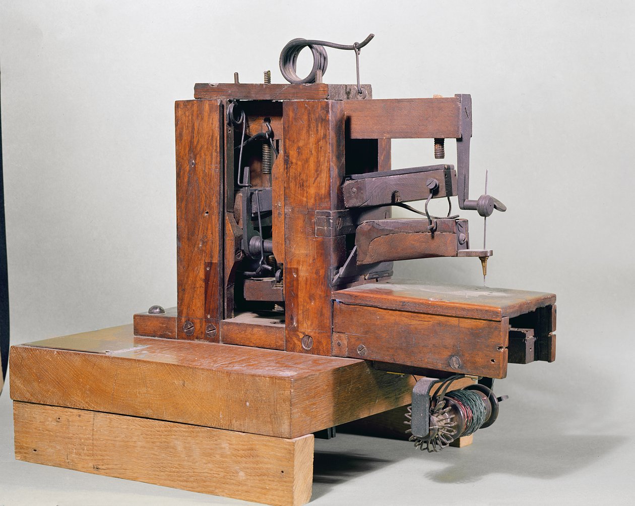 1830年に最初のミシン「Couseuse」（木と金属） 作： バーセレミーとクレア、P。ティモニエ