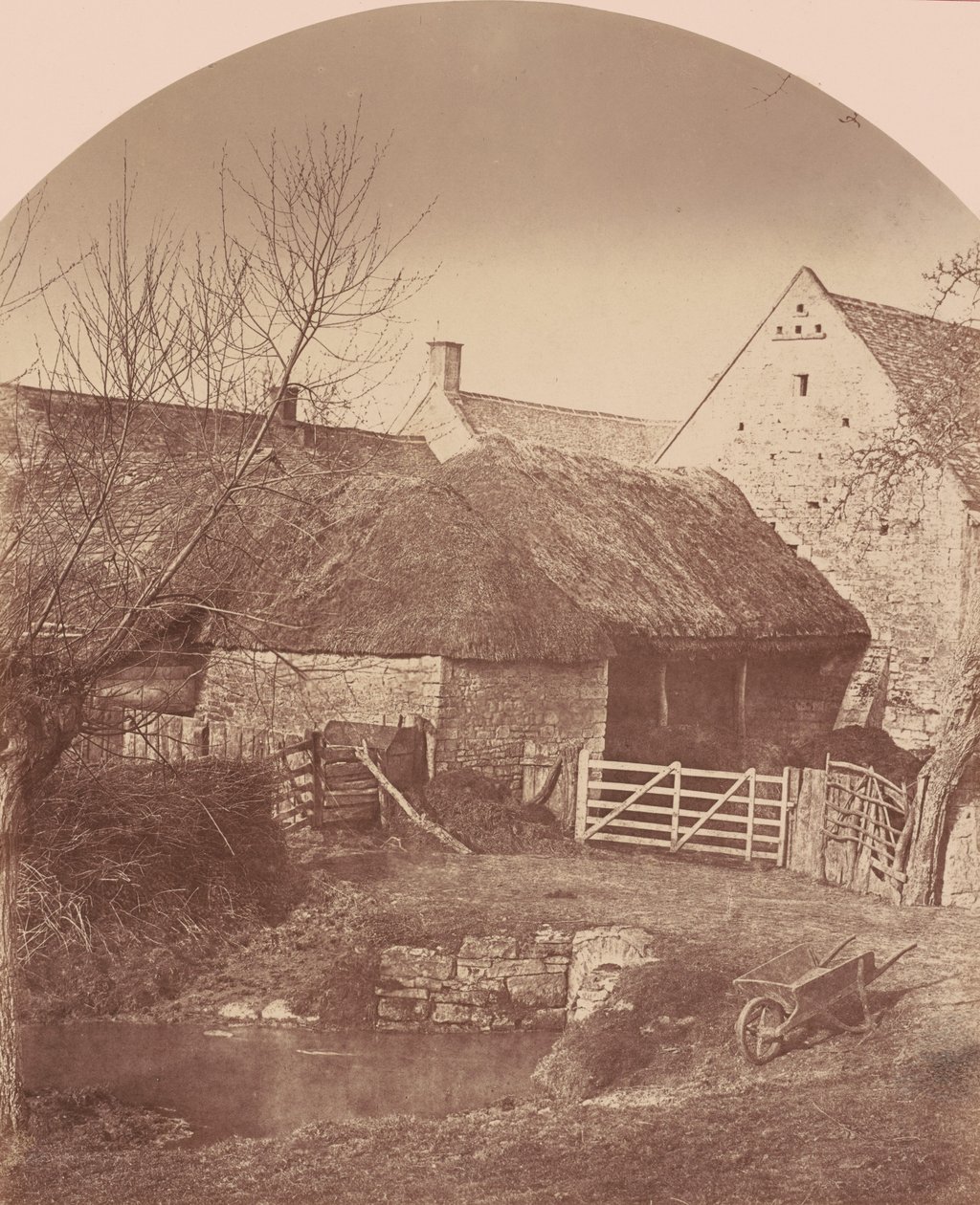 チェルトナム近郊プレストベリー、ファーム・ヤード。1855年（写真） 作： ベイナム・ジュニア・ジョーンズ