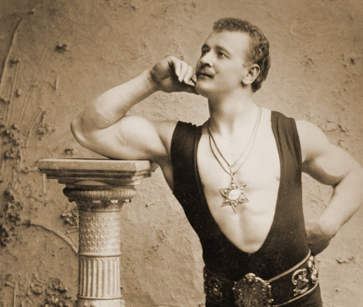 オイゲンサンドウ、古典的な古代グレコローマンポーズ、1894年頃 作： ベンジャミン・J・フォーク