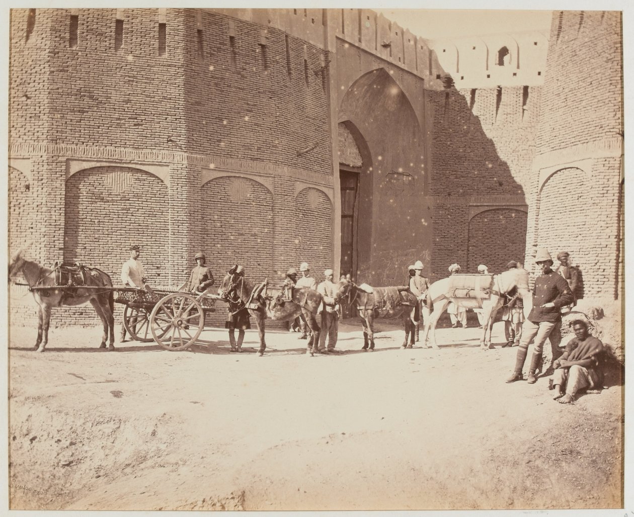 Durani Gate、Heyland Cart、Pack Mules、さまざまな種類のパック サドルを表示、Kandahar 作： ベンジャミンシンプソン