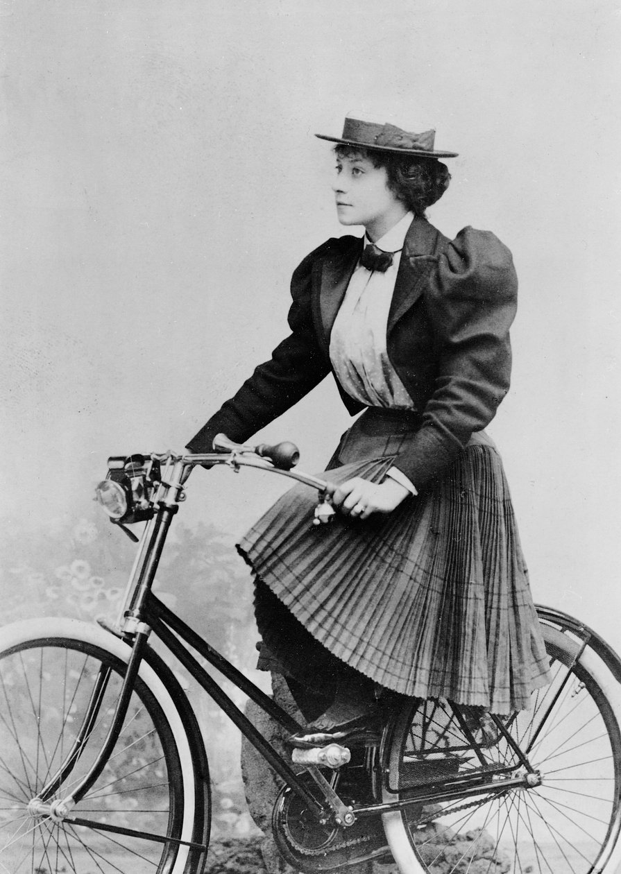 自転車に乗ったジュリアデニス、1893年（bw写真） 作： ベンケスタジオ