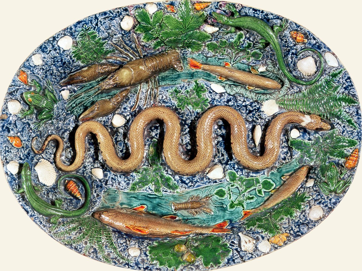 爬虫類と魚（土器）をレリーフで成形した大きな楕円形の皿 作： バーナード・パリシー
