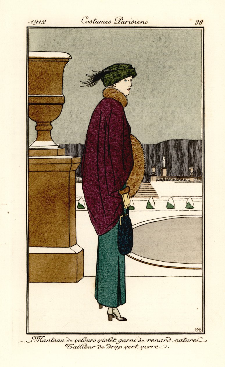 キツネの毛皮でトリミングされた紫色のベルベットのマント、ボトルグリーンのウーのスーツ、ゲイターを着た女性。 ナチュラルフォックスで縁取られたパープルのベルベットコート、グラスグリーンのクロススーツ。 Bernard Boutet de Monvel fr によるイラストの後の手彩色のポショワール (ステンシル) エッチング 作： ベルナール・ブーテ・ド・モンヴェル