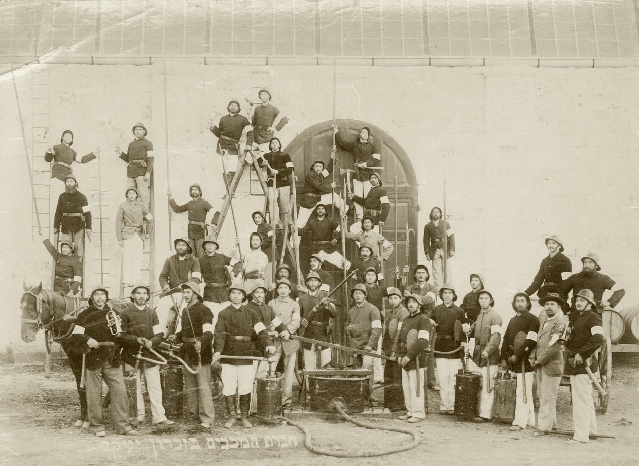 Zichron Yaacov、c.1898-1900での消防士のグループショット 作： バーナード・エーデルスタイン