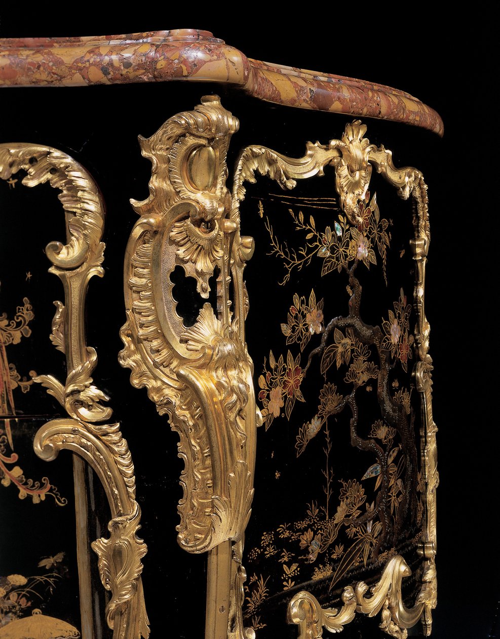 箪笥、1745年頃（オルモルに取り付けられた漆と黒檀） 作： バーナードファンリーセンバーグII