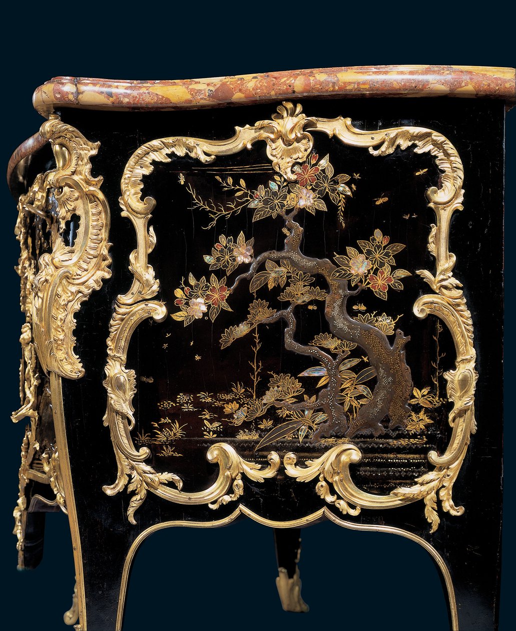 箪笥、1745年頃（オルモルに取り付けられた漆と黒檀） 作： バーナードファンリーセンバーグII
