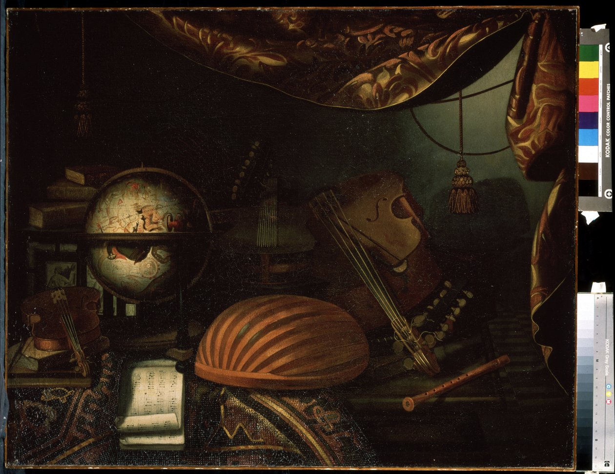 「Still life with music instruments」（楽器のある静物） グローブ、フルート、スコア、ヴィオール、ギター。 Bonaventura Bettera (1663-1718) の絵画 1715年 プーシキン美術館、モスクワ 作： ボナベンチュラベテラ