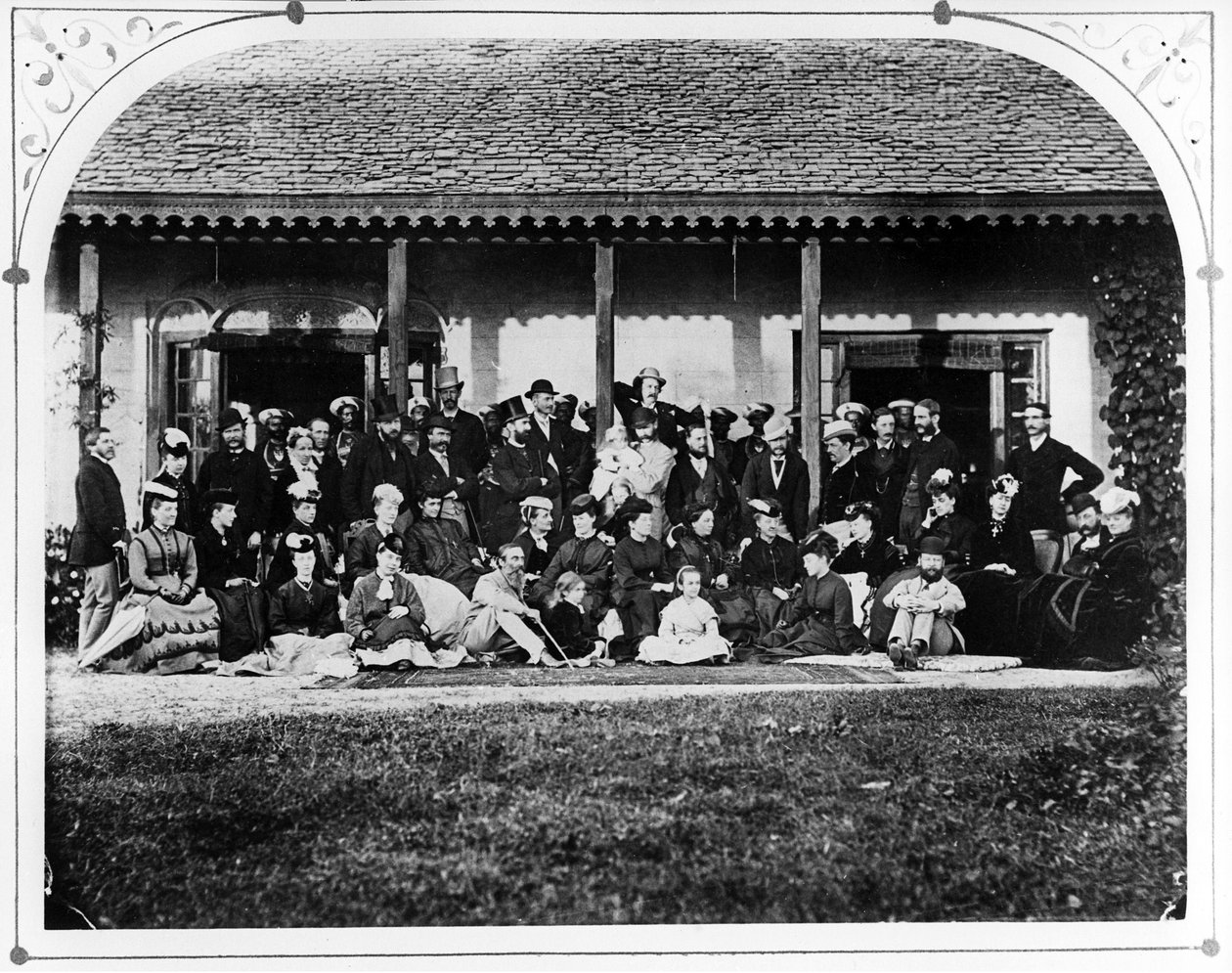 グループ-総督邸、1871年頃 作： イギリスの写真家