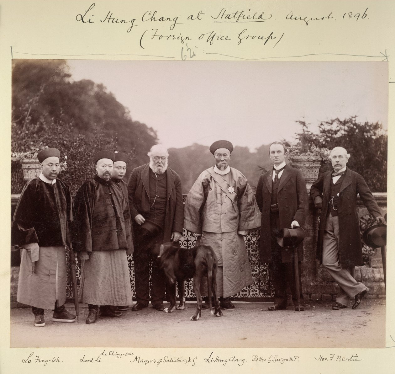 1896 年 8 月、ハットフィールド (外務省グループ) での Li Hung Chang (b/w 写真) 作： イギリスの写真家