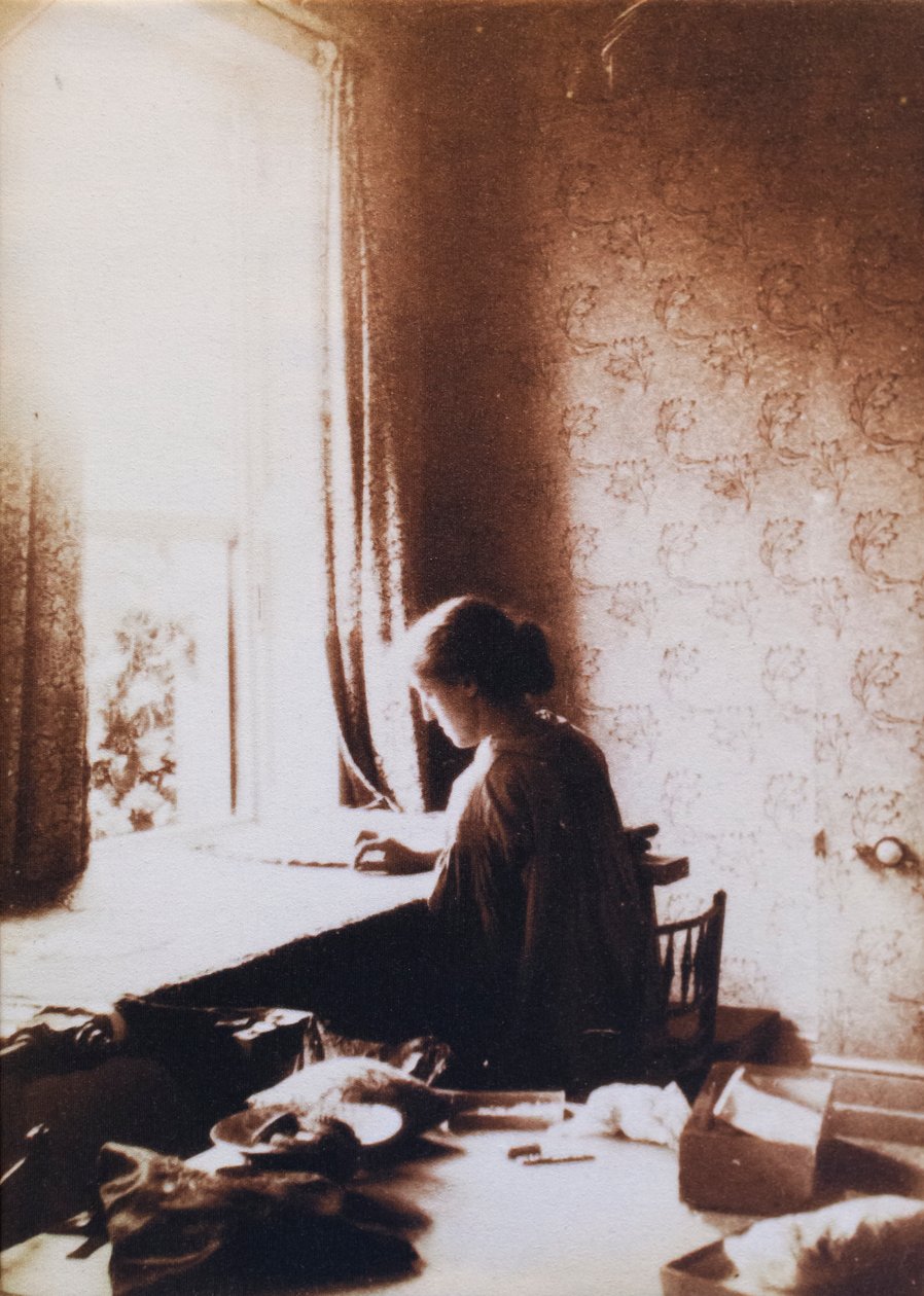 仕事中のメイ・モリス、1890 年代初頭 (b/w 写真) 作： イギリスの写真家