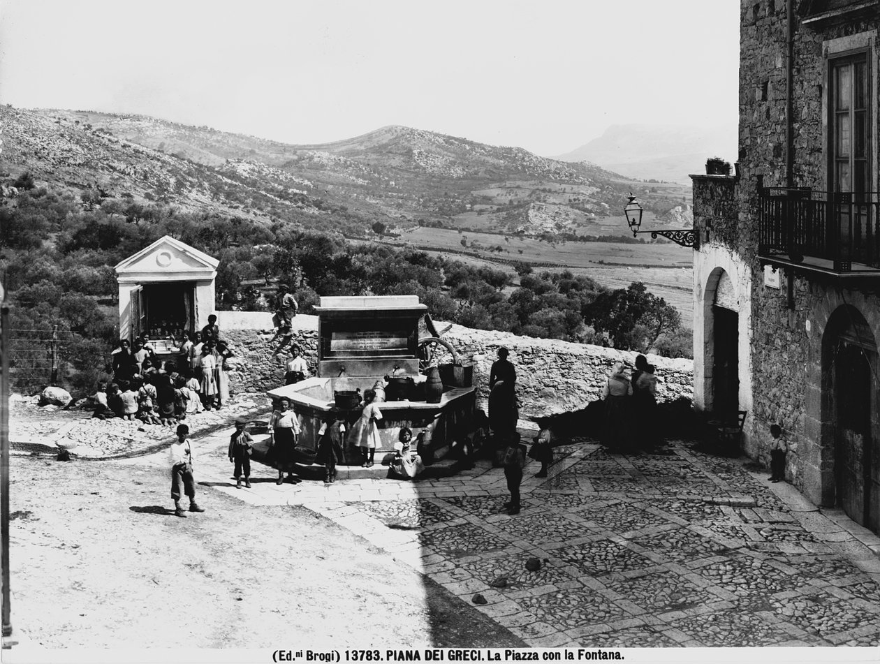 Piana dei Greci.噴水のある広場。(白黒写真) 作： ブロギブロギ
