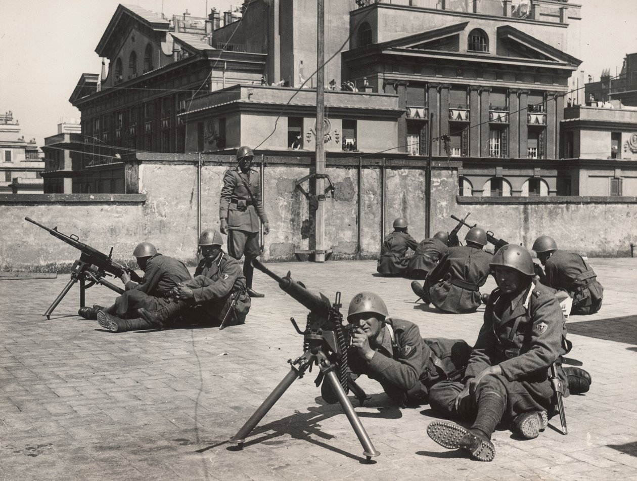 第二次世界大戦中、ローマで行われた防空訓練の様子。(白黒写真) 作： ブルーニ ブルーニ