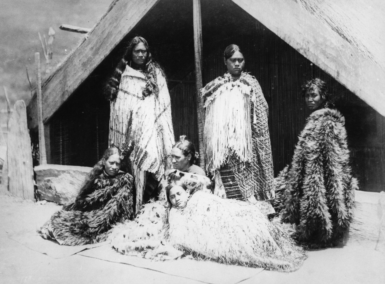 マオリの女性のグループ、1880年代頃 作： バートンブラザーズスタジオ