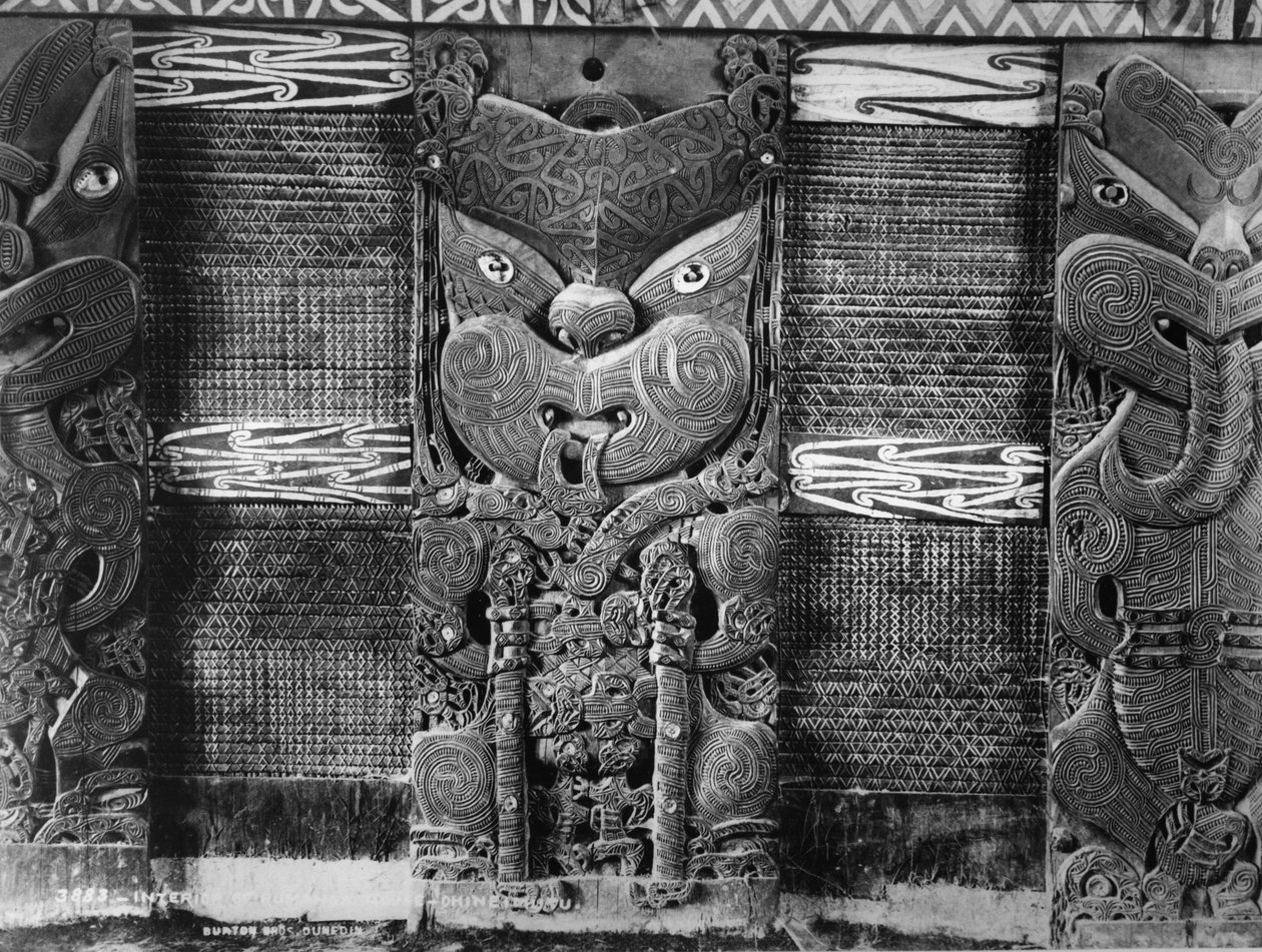 オヒネムツのタマテカプア集会所でのマオリの彫刻とトゥクトゥクのパネル、1880年代頃 作： バートンブラザーズスタジオ