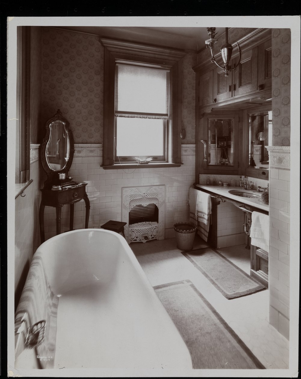 エドワード・ブランダイス邸のバスルーム、ニューヨーク、16 West 88th Street、1902（銀ゼラチンプリント） 作： バイロンカンパニー