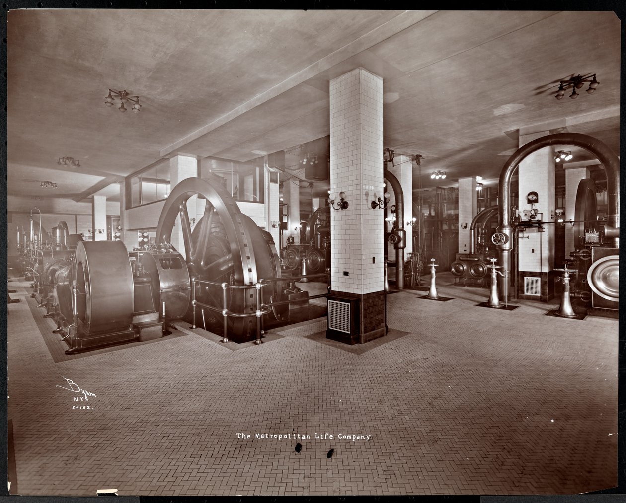 1907年、ニューヨークの23rd StreetとMadison AvenueにあるMetropolitan Life Insurance Co.の機械設備室（銀ゼラチンプリント） 作： バイロンカンパニー
