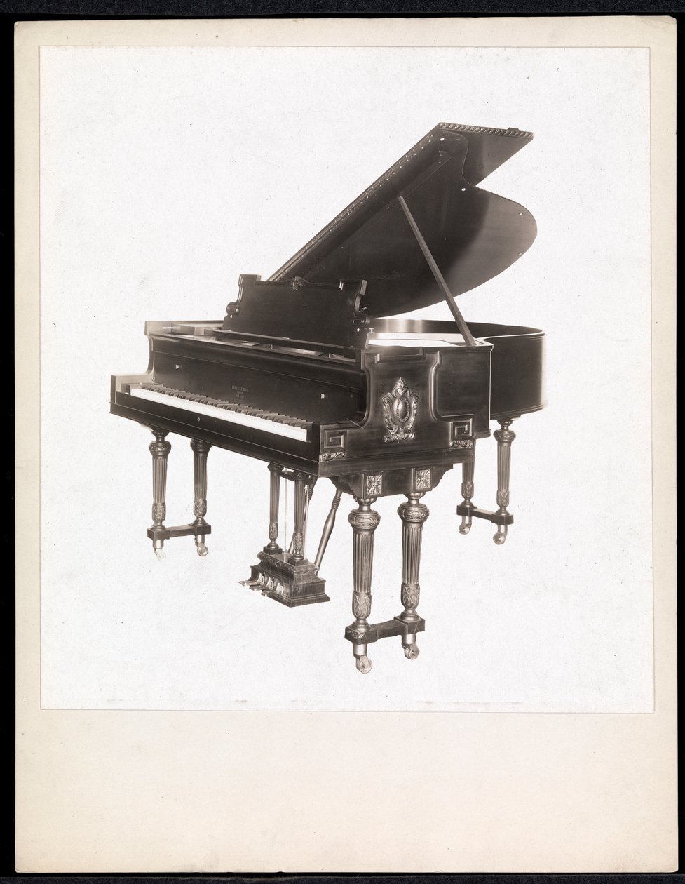 クラカウアーピアノ社によるピアノ、1895-1915年の間（銀ゼラチンプリント） 作： バイロンカンパニー