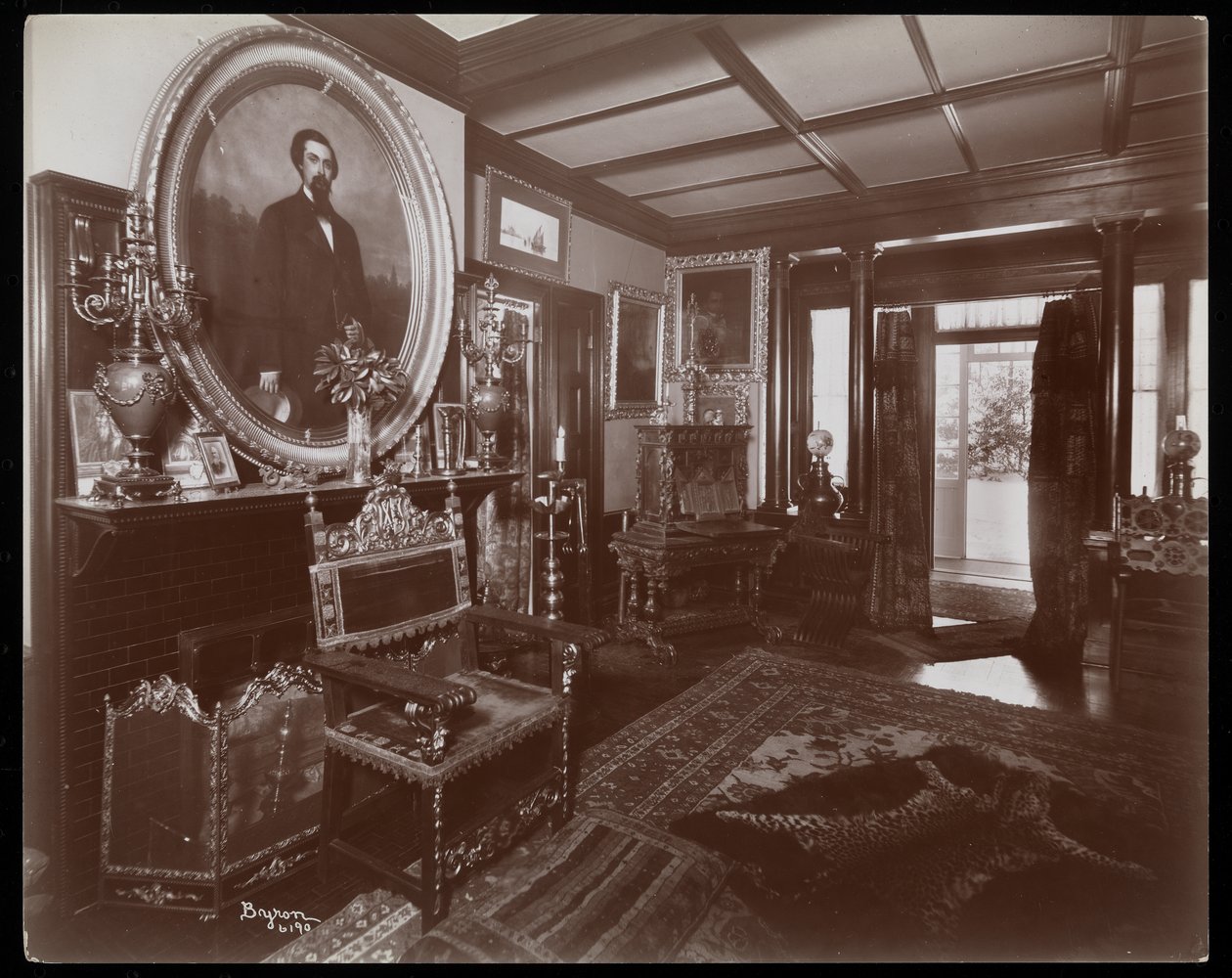 1899年ニューヨークのタキシードパークにあるウェストモアランドデイビス邸の部屋（銀ゼラチンプリント） 作： バイロンカンパニー