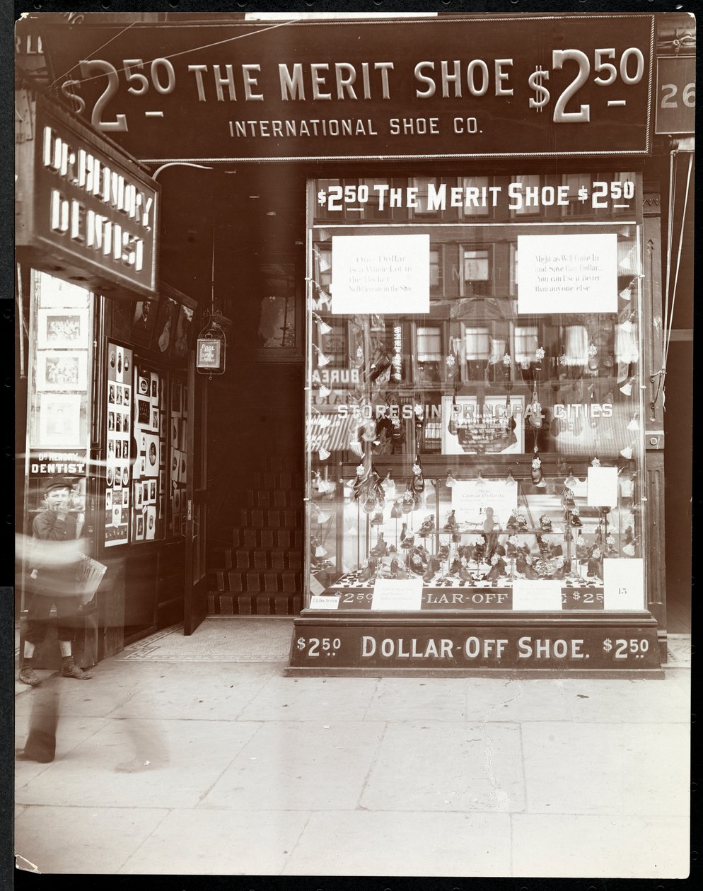 International Shoe Co.の店先、1905年、ニューヨーク（シルバーゼラチンプリント） 作： バイロンカンパニー