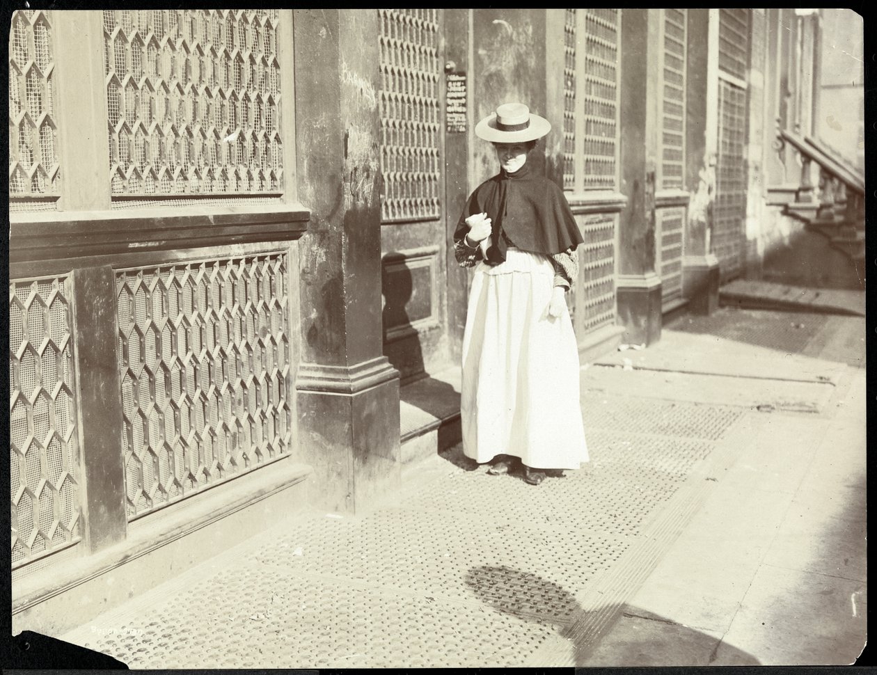 1896-98年にニューヨークの歩道を歩いている女性（銀ゼラチンプリント） 作： バイロンカンパニー