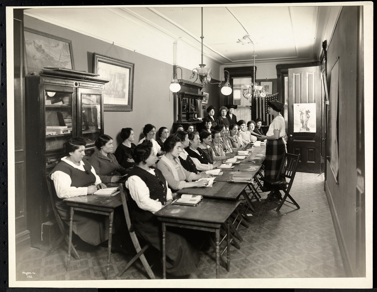 ロデフショロムシスターフッドでの女性のアメリカ化のクラス、157 East 94th Street、ニューヨーク、1920（シルバーゼラチンプリント） 作： バイロンカンパニー