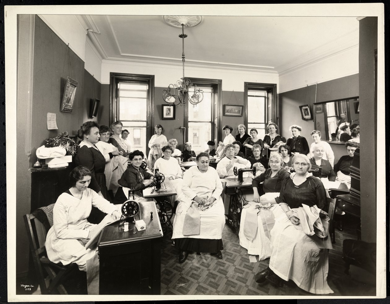 ロデフショロムシスターフッドでの女性の縫製サークル、1920年、ニューヨーク、157 East 94th Street、ニューヨーク（シルバーゼラチンプリント） 作： バイロンカンパニー