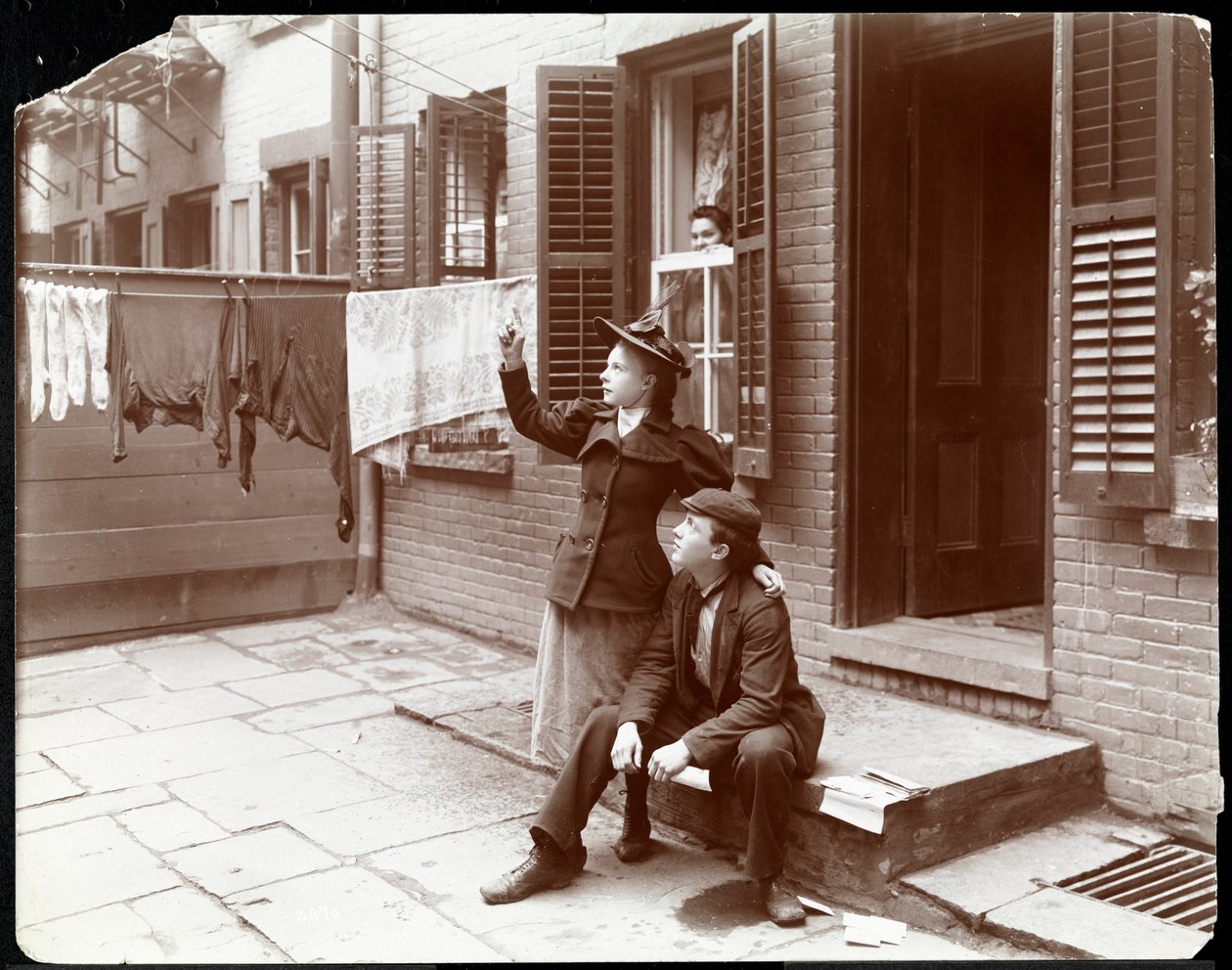 1896-98年にニューヨークの玄関口でポーズをとった若い男女（銀ゼラチンプリント） 作： バイロンカンパニー