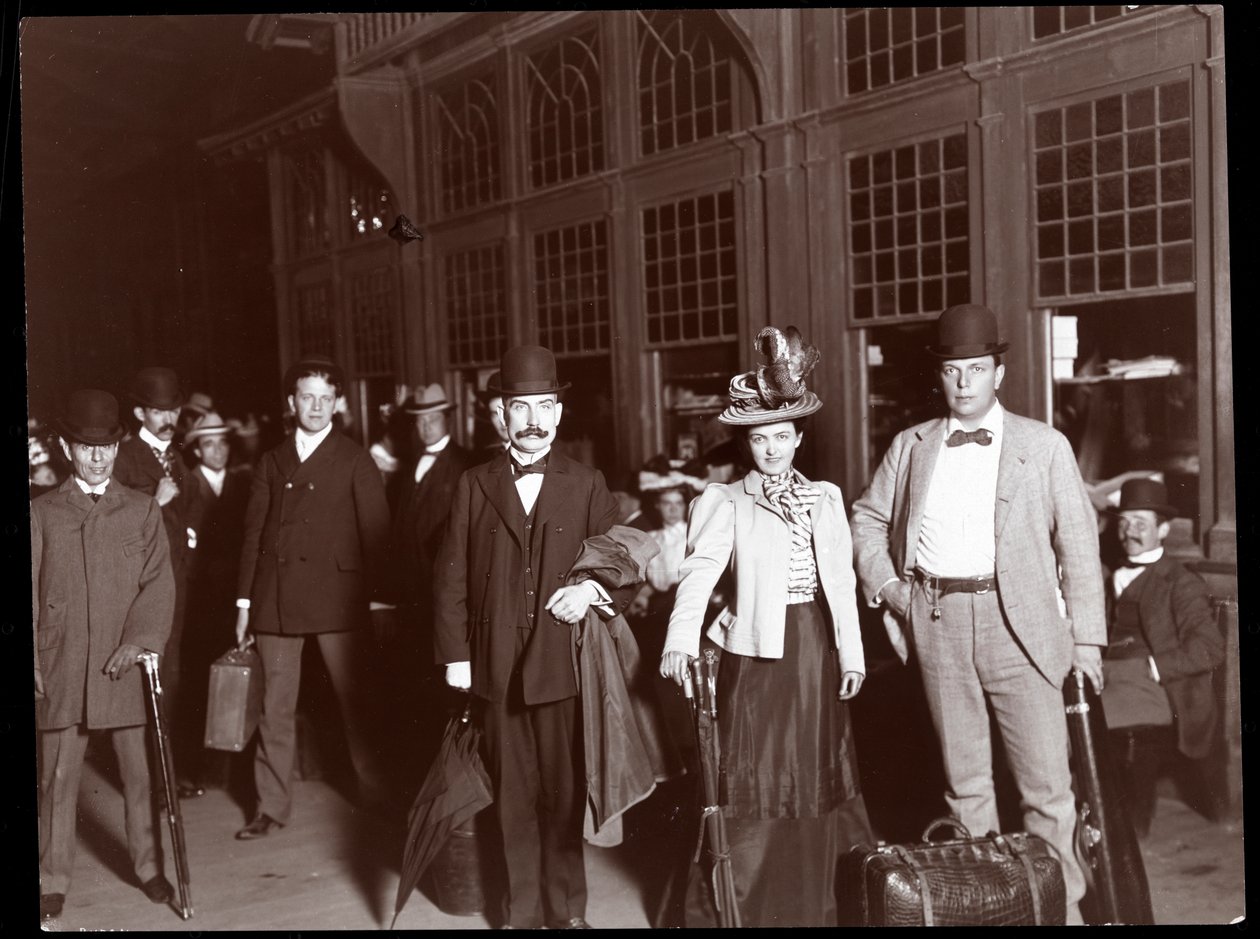 1898年、カナダのトロント行きの特別列車に乗る前のアリスニールセン、ユージーンカウルズ、フランクパーリー（銀ゼラチンプリント） 作： バイロンカンパニー