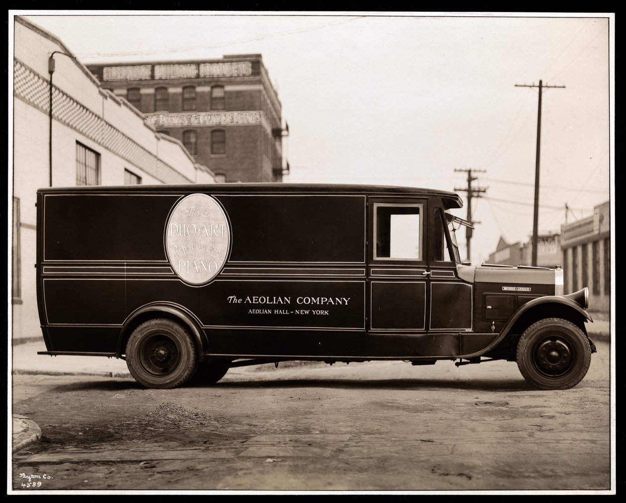 1926年、ニューヨーク、ハーレムの711 East 139th StreetにあるエオリアンカンパニーのPierce Arrow配送トラック（銀ゼラチンプリント） 作： バイロンカンパニー