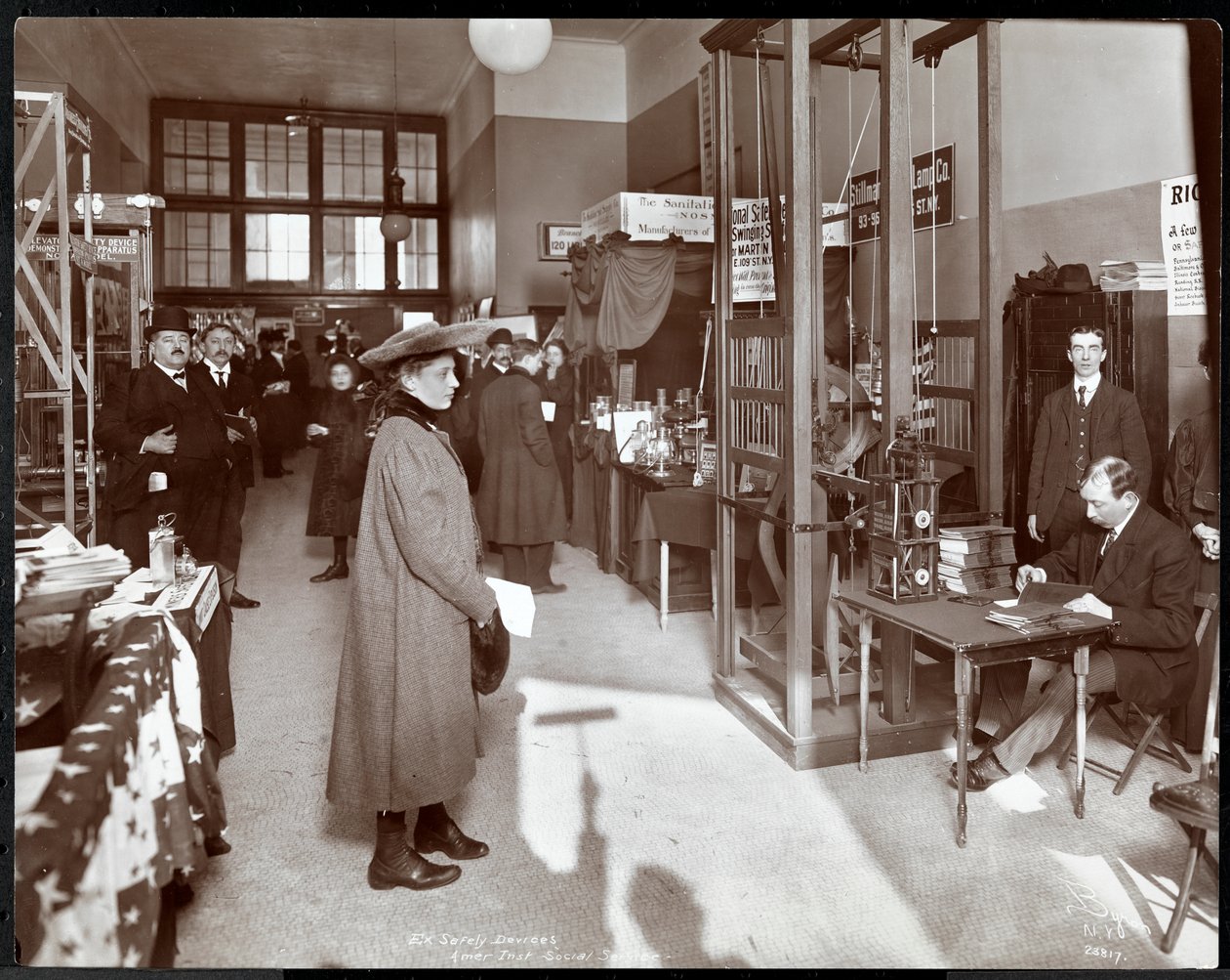 1906-07年にニューヨークのAmerican Institute of Social Serviceで行われた安全装置の展示（シルバーゼラチンプリント） 作： バイロンカンパニー