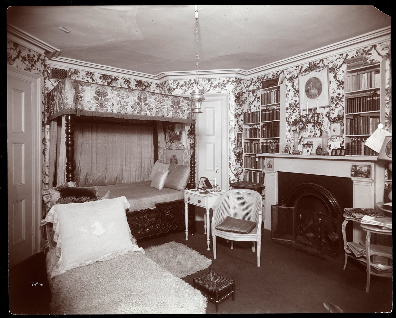 1895年または1896年にニューヨークの122 East 17th StreetにあるElsie de Wolfeの邸宅の寝室（銀ゼラチンプリント） 作： バイロンカンパニー
